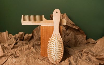 La brosse à cheveux en bois.